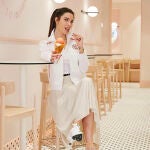 Pilar Rubio con zapatillas deportivas con tacón.