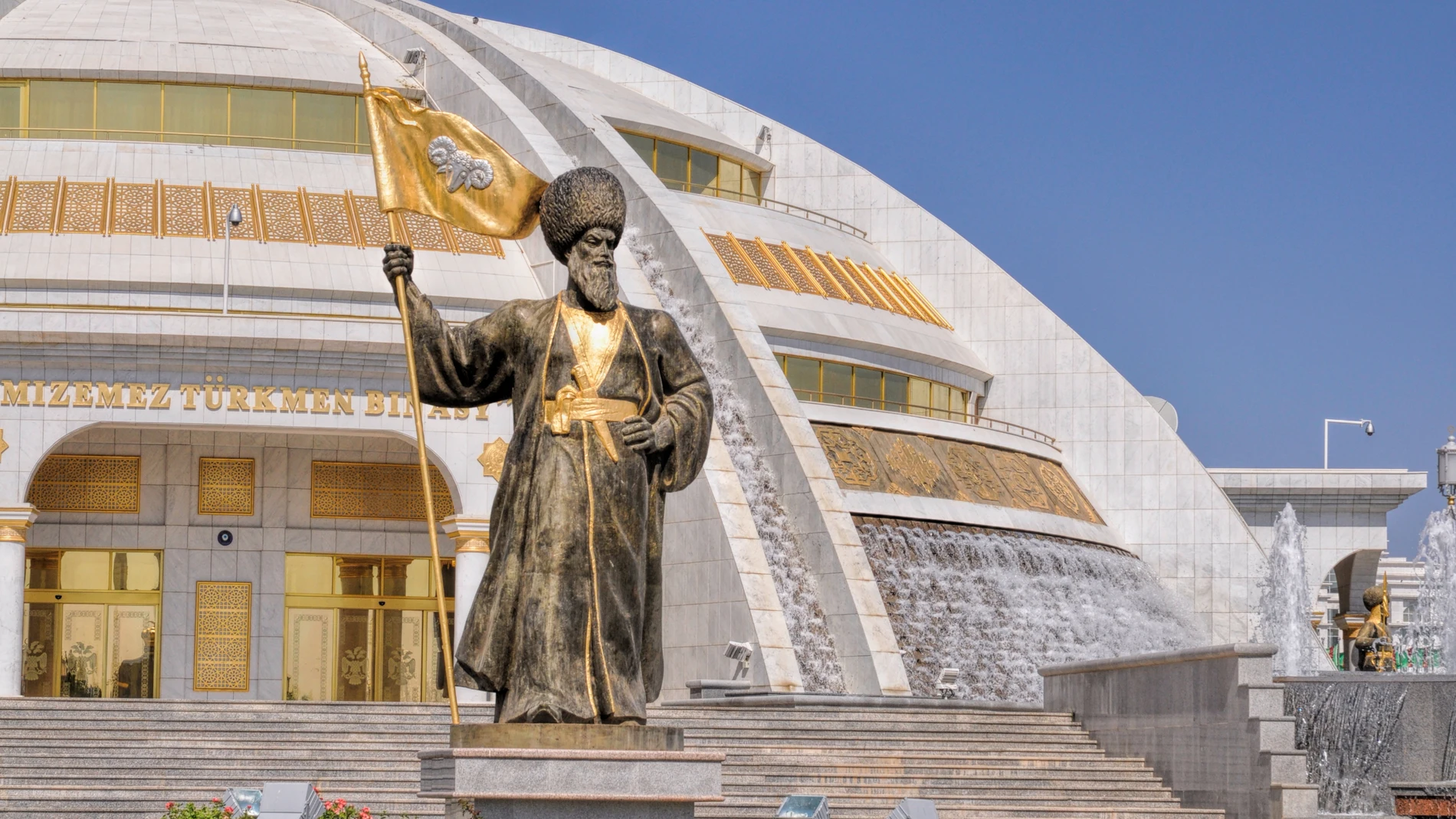 Monumento en homenaje a la independencia de Turkmenistán, en la capital del país Asjabad