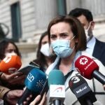 La portavoz del PP en Congreso, Cuca Gamarra, responde a los medios en las inmediaciones del Congreso de los Diputados