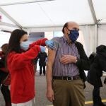 Vacunación masiva de mayores de 90 años en una carpa junto al centro de Salud de la Puebla en Palencia.foto Manuel Brágimo
