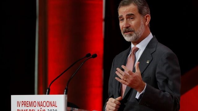 MADRID, 26/02/2021.- El rey Felipe durante su intervención en la entrega del Premio Nacional Pyme del Año 2020, en un acto organizado por Banco Santander y Cámara de España, este viernes en la sede del Banco Santander, en Madrid. EFE/ J.J. Guillén/POOL