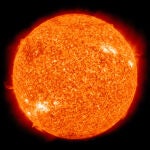 La energía del Sol proviene de su núcleo, en el que la presión y la temperatura son tan altas que se produce fusión nuclear de forma espontánea. Esas mismas reacciones de fusión también producen una gran cantidad de neutrinos, que atraviesan fácilmente la materia que hay encima del núcleo y salen al exterior en todas direcciones. Las estrellas son, pues “faros de neutrinos”.