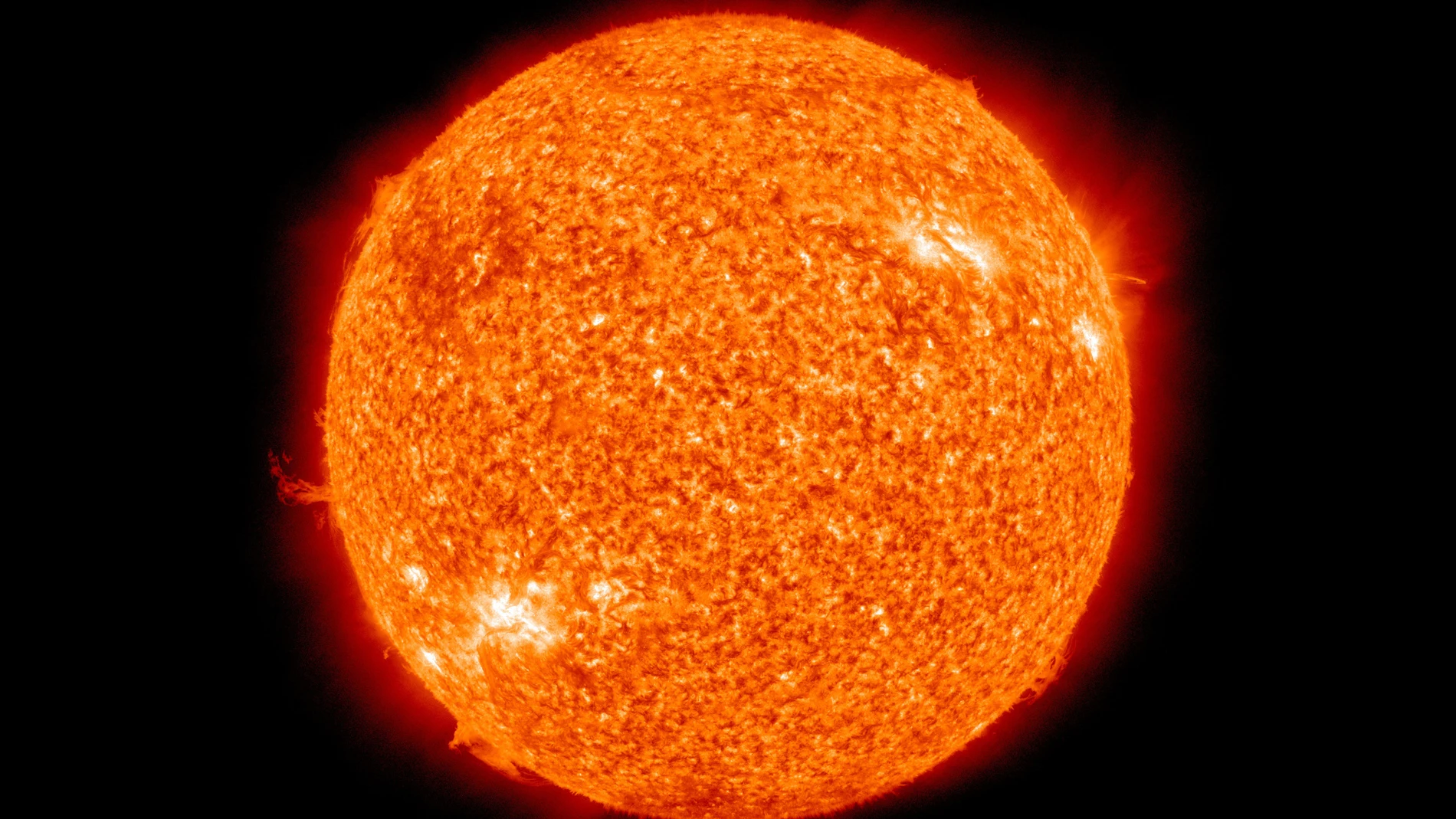 La energía del Sol proviene de su núcleo, en el que la presión y la temperatura son tan altas que se produce fusión nuclear de forma espontánea. Esas mismas reacciones de fusión también producen una gran cantidad de neutrinos, que atraviesan fácilmente la materia que hay encima del núcleo y salen al exterior en todas direcciones. Las estrellas son, pues “faros de neutrinos”.