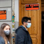 Carteles en un portal de "se alquila" y "se vende"