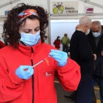 Vacunación masiva de mayores de 90 años en una carpa junto al centro de Salud de la Puebla en Palencia