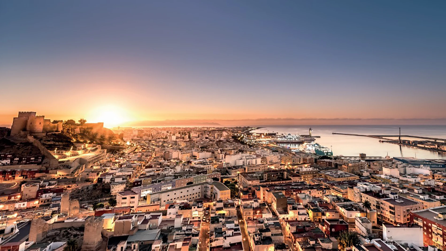 Panorámica de la ciudad de Almería, con la Alcazaba a la izquierda