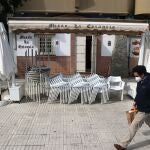 Imagen de archivo de un bar malagueño cerrado durante la suspensión de toda actividad no esencial por la alta incidencia de coronavirus
