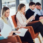 Varios candidatos esperan para hacer una entrevista de trabajo