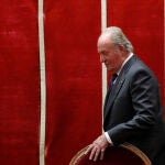 El rey Juan Carlos durante la entrega de la Medalla de Honor de la Real Academia de Bellas Artes de San Fernando al Teatro Real. Foto de archivo