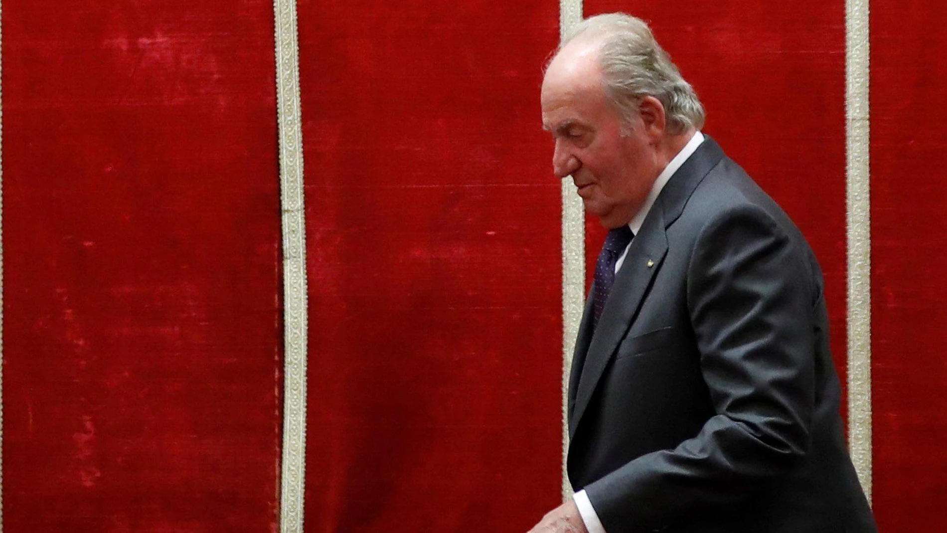 El rey Juan Carlos durante la entrega de la Medalla de Honor de la Real Academia de Bellas Artes de San Fernando al Teatro Real. Foto de archivo