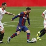 Messi trata de llevarse el balón entre Rakitic y Suso en el Sevilla - Barcelona