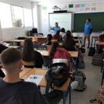 Voluntarios de Caixabank en un aula