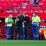 Julen Lopetegui y Ronald Koeman se saludan en la ida de las semifinales de Copa entre el Sevilla y el Barcelona