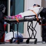 Médicos ingresan a un paciente covid-19 al Hospital del Instituto Mexicano del Seguro Social (IMSS