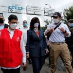 La ministra de Asuntos Exteriores de España, Arancha González Laya (i), y la canciller colombiana Claudia Blum (c), hablan hoy con el director de Migración Colombia, Juan Francisco Espinosa (2-d), mientras recorren el Puente Internacional Simón Bolívar, fronterizo con Venezuela, en Cúcuta (Colombia)