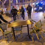 Agentes antidisturbios de los Mossos d'Esquadra frenando los destrozos tras la manifestación en defensa de la libertad de Pablo Hasél y los derechos sociales tras 12 días de protesta.