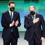 El presidente de la Junta de Andalucía, Juan Manuel Moreno (i) entrega la medalla de Economía y Empresa a Lorenzo Amor de la Federación Nacional de Autónomos de España (ATA)