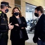 La alcaldesa de Barcelona, Ada Colau, conversa con el responsable de Seguridad del Ayuntamiento de Barcelona, Albert Batlle (d), y con el Jefe de la Guardia Urbana, Pedro Velázquez (i). EFE/Quique García