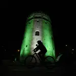 La Torre del Oro, con la bandera de Andalucía