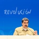 AME8610. CARACAS (VENEZUELA), 27/02/2021.- Fotografía cedida este sábado por Prensa Miraflores que muestra al presidente de Venezuela, Nicolás Maduro, mientras habla durante el Congreso Bicentenario de los Pueblos hoy, en Caracas (Venezuela). El presidente de Venezuela, Nicolás Maduro, anunció este sábado que puso bajo revisión "toda la relación" con España al considerar una "agresión" la visita que hizo hoy la ministra de Asuntos Exteriores española, Arancha González Laya, a la ciudad colombiana de Cúcuta, que limita con el estado venezolano de Táchira. EFE/ Prensa Miraflores / SOLO USO EDITORIAL/ SOLO DISPONIBLE PARA ILUSTRAR LA NOTICIA QUE ACOMPAÑA (CRÉDITO OBLIGATORIO)