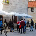 Varias personas en la terraza de un bar en el barrio de Bouzas, en Vigo, Galicia (España)