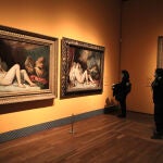 Las dos «Dánae» de Tiziano, la de la Wellington Collection y el Prado, que se ven en la exposición