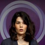 La portavoz de Podemos, Isa Serra durante una rueda de prensa en la sede de Podemos