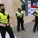 Agentes de la policía de Boston se paran frente a mensajes sobre George Floyd
