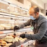 Trabajador de Mercadona en un supermercado de Valencia