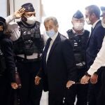 El expresidente francés Nicolas Sarkozy (c) fue condenado este lunes a tres años de prisión por corrupción y tráfico de influencias