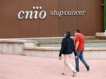 Dos empleados acuden a la sede del CNIO