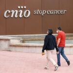 Dos empleados acuden a la sede del CNIO