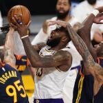 LeBron James es el jugador 23 de la historia de la NBA que juega 1.300 partidos en la temporada regular.