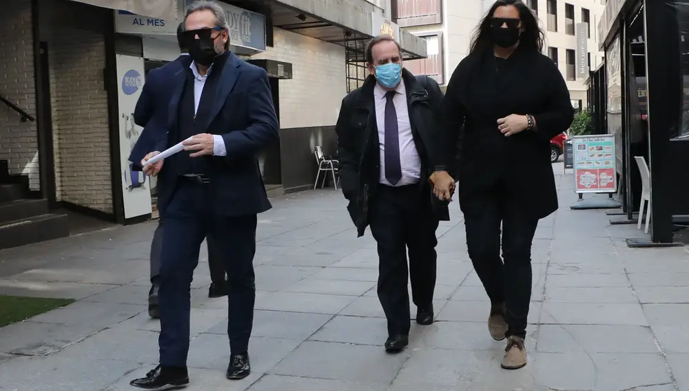 Los hijos de Fernando Fernández Tapias una vez finalizada la sesión del juicio.