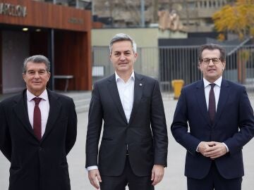 Los candidatos a la presidencia del FC Barcelona, Joan Laporta, Victor Font (c) y Toni Freixa (d), posan para la prensa gr&aacute;fica tras el debate que han protagonizado este martes en el programa El Mon de RAC1, cuando faltan cinco d&iacute;as para las elecciones a la presidencia del club azulgrana. EFE/Alejandro Garc&iacute;a.