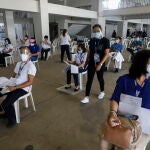 Manila (Philippines), 02/03/2021.- Hospital workers who received their doses of Sinovac COVID-19 vaccine take seats in an observation area used to check for possible side effects, at a sports complex in Marikina City, Metro Manila, Philippines 02 March 2021. The first shipment of Sinovac vaccine from China arrived on 28 February, more than a year after the Philippines announced its first recorded case of the coronavirus in the country. (Filipinas) EFE/EPA/ROLEX DELA PENA