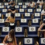 Varias estudiantes se examinan de las pruebas de acceso a la Universidad en el Edificio Politécnico de Orense