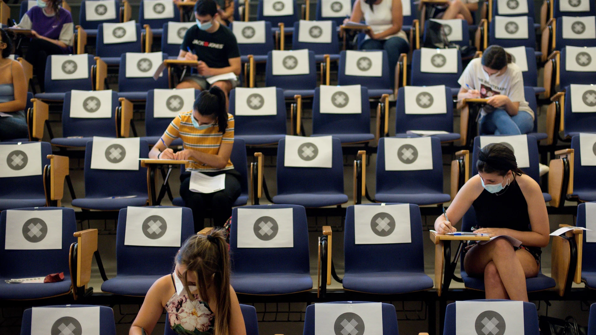 Varias estudiantes se examinan de las pruebas de acceso a la Universidad en el Edificio Politécnico de Orense