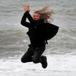El músico Gerard Quintana, líder de Sopa de Cabra y escritor, en la playa de la Barceloneta EFE/Toni Albir