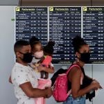 Pasajeros caminan por la terminal 4 del aeropuerto Adolfo Suárez-Barajas en Madrid