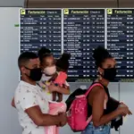 Pasajeros caminan por la terminal 4 del aeropuerto Adolfo Suárez-Barajas en Madrid