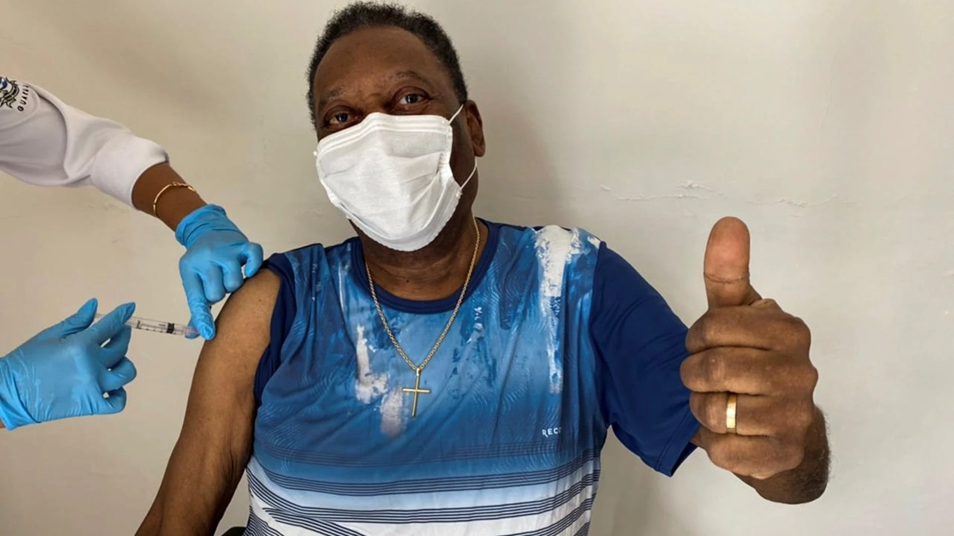 Pelé siendo vacunado contra el coronavirus