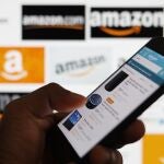 Una persona hace compras por medio de una de las aplicaciones de Amazon Inc.
