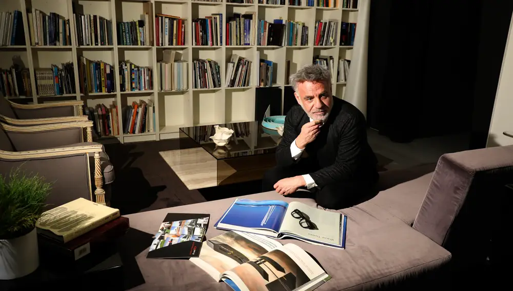 Joaquín Torres, arquitecto. Fotografiado en su local del Barrio de Malasaña.