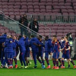 Los jugadores del Barcelona celebran la clasificación para la final de Copa