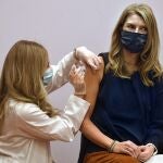 Chrstina Kibby, profesora de la guardería Granby, recibe la vacuna de Johnson & Johnson en Hartford, Connecticut