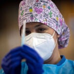 Una sanitaria prepara una vacuna de AstraZeneca durante una campaña de vacunación masiva en el Palacio de Congresos de Málaga