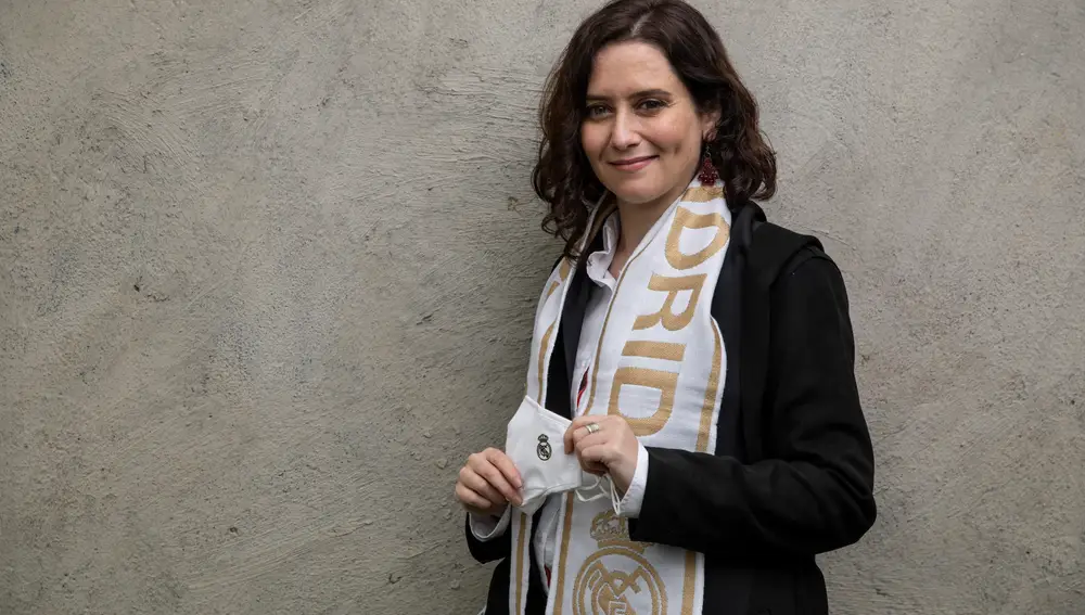 Isabel Díaz Ayuso posa para LA RAZÓN en una imagen de archivo, con la bufanda del Real Madrid