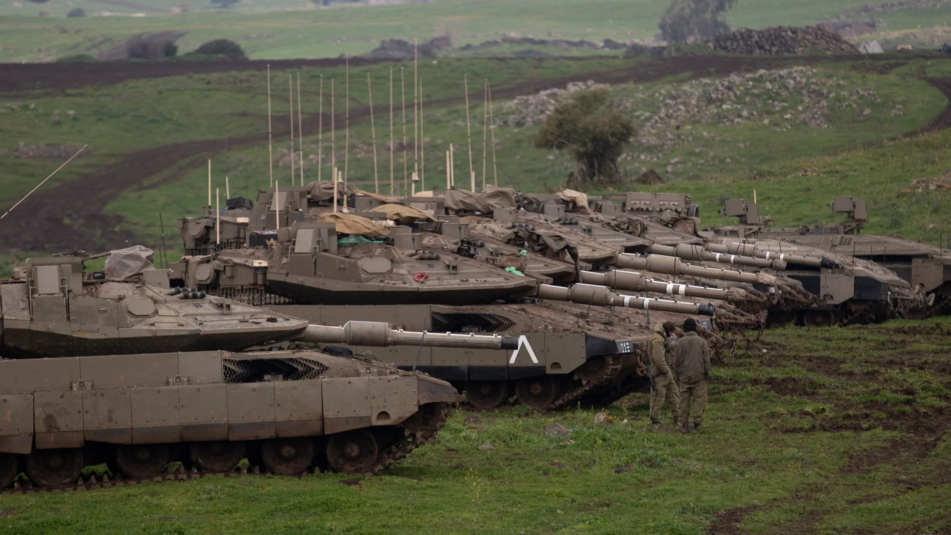 Carros israelíes Merkava IV en los Altos del Golán