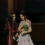 Ángela Molina (Goya de Honor 2021) y Penélope Cruz, entregadora confirmada para esta edición, durante una gala anterior de los Premios Goya
